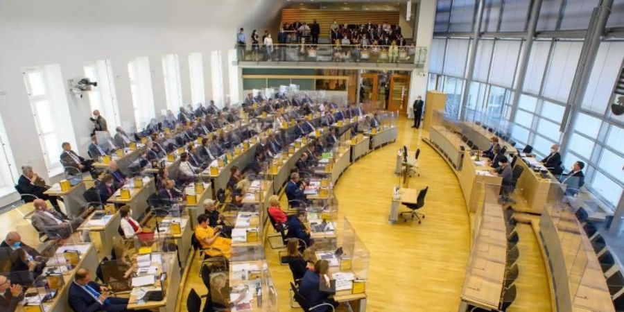 Die neuen Abgeordneten des Landtagss von Sachsen-Anhalt sitzen auf ihren Plätzen. Foto: Klaus-Dietmar Gabbert/dpa-Zentralbild/dpa