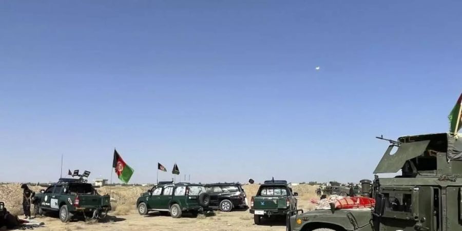 Afghanische Militärfahrzeuge stehen während der Kämpfe zwischen den Taliban und afghanischen Sicherheitskräften in Kandahar südwestlich von Kabul. Foto: Sidiqullah Khan/AP/dpa