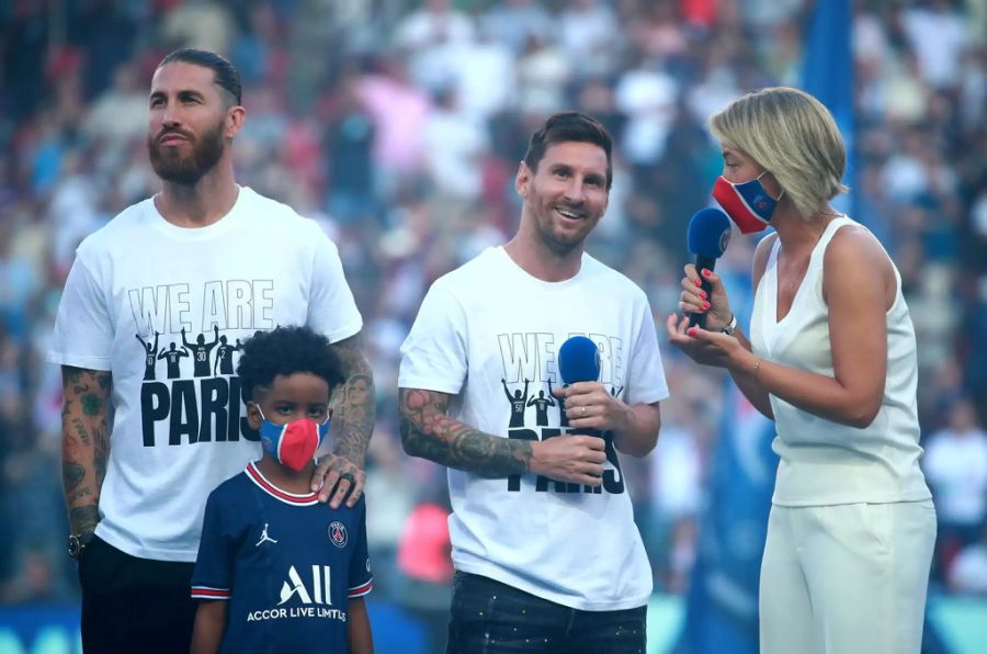 Lionel Messi spricht erstmals im Stadion vor den PSG-Fans.