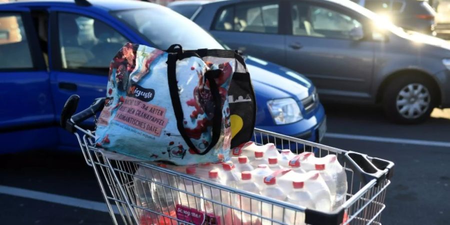 Einkaufswagen mit Mineralwasserflaschen