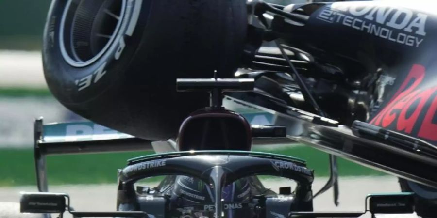 Lewis Hamilton (l) vom Team Mercedes und Max Verstappen vom Team Red Bull Racing kollidieren mit ihren Autos. Foto: Luca Bruno/AP/dpa