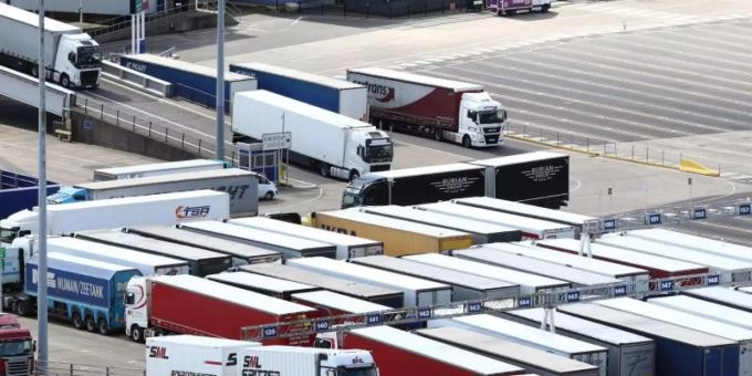 Vor allem Lastwagenfahrer werden in Grossbritannien gesucht. Foto: Gareth Fuller/PA Wire/dpa London freie Stellen