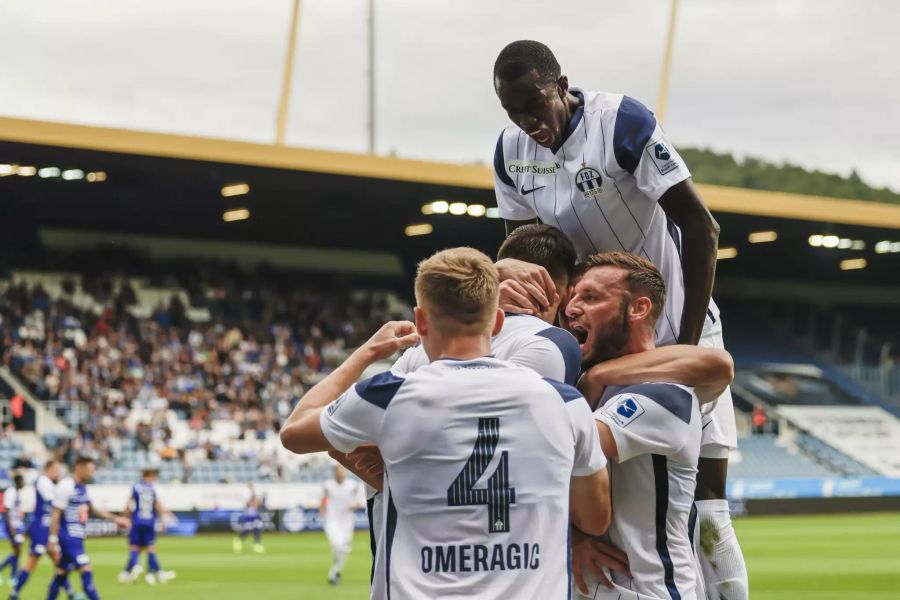 Die Spieler des FC Zürich jubeln im Spiel gegen Luzern.