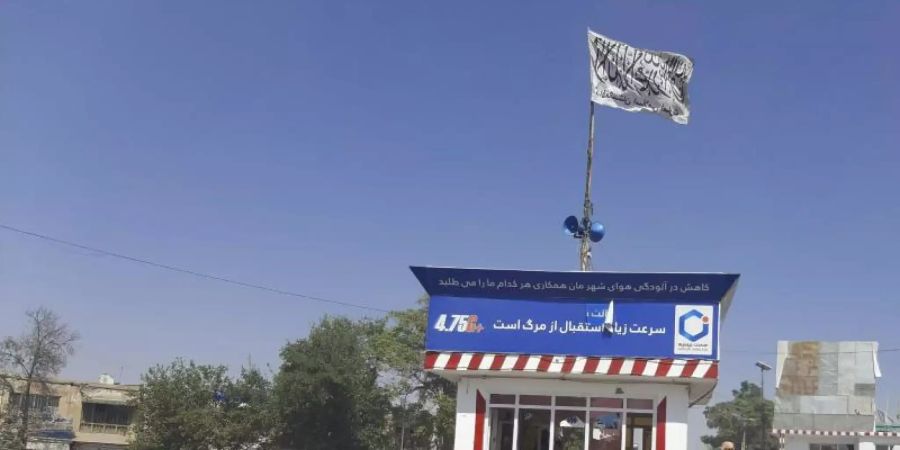 Eine Taliban-Flagge weht auf einem Platz in Kundus. Die 370.000-Einwohner-Stadt wurde von den Taliban erobert. Foto: Abdullah Sahil/AP/dpa