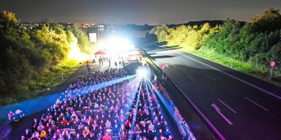 Auf der Autobahn A8 findet ein Open Air Kino statt. Gezeigt wird das Roadmovie „25 km/h“. Foto: Uli Deck/dpa