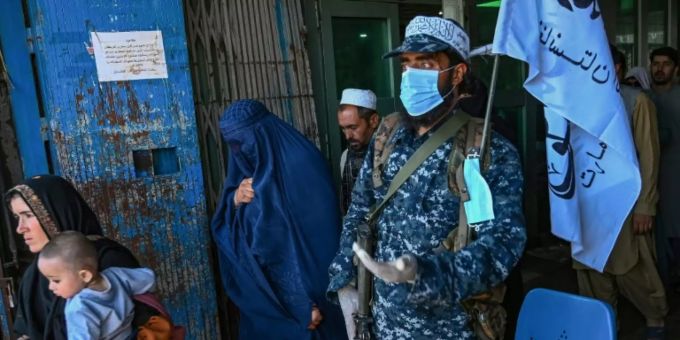 Taliban-Kämpfer auf einem Markt in Kabul. Taliban
