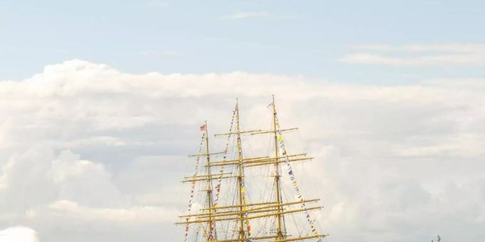 Das «Schulschiff Deutschland» läuft im Hafen von Bremerhaven ein. Foto: Mohssen Assanimoghaddam/dpa Das «Schulschiff Deutschland» läuft im Hafen von Bremerhaven ein. Foto: Mohssen Assanimoghaddam/dpa