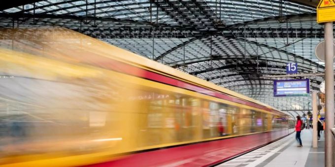 Eine S-Bahn fährt am Morgen am Berliner Hauptbahnhof ein. Foto: Christoph Soeder/dpa Eine S-Bahn fährt am Morgen am Berliner Hauptbahnhof ein. Foto: Christoph Soeder/dpa