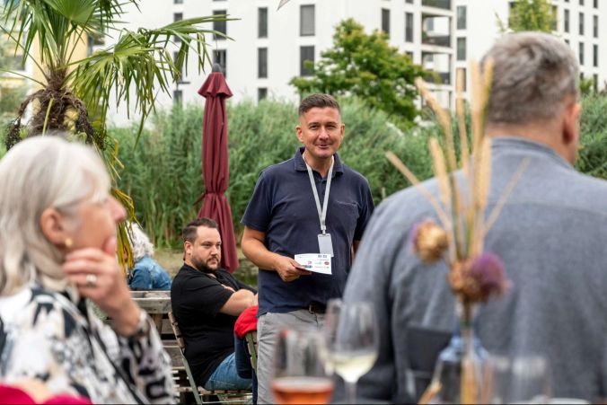 Dario Maras begrüsst im Namen des OK Kinonächte Liebefeld Park die Sponsoren