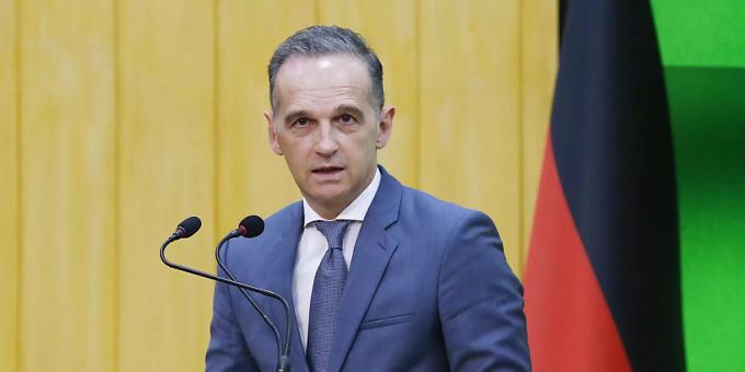 Heiko Maas, Aussenminister von Deutschland, gibt gemeinsam mit dem pakistanischen Aussenminister Qureshi eine Pressekonferenz im Anschluss an ihr Treffen. Foto: Anjum Naveed/AP/dpa Heiko Maas, Aussenminister von Deutschland, gibt gemeinsam mit dem pakistanischen Aussenminister Qureshi eine Pressekonferenz im Anschluss an ihr Treffen. Foto: Anjum Naveed/AP/dpa