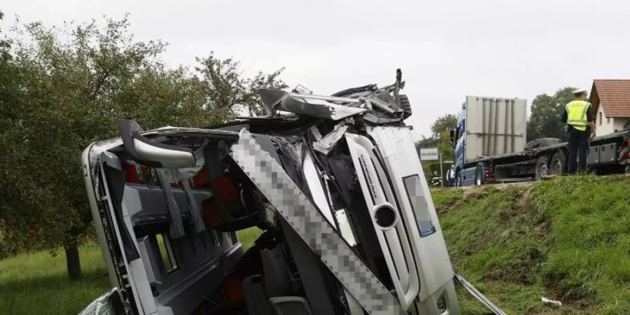 Das Buswrack auf einer Wiese. Foto: Erwin Scheriau/APA/dpa