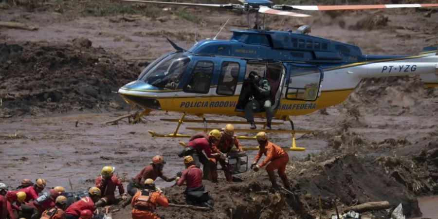 Rettungskräfte suchen Überlebende nach Dammbruch 2019