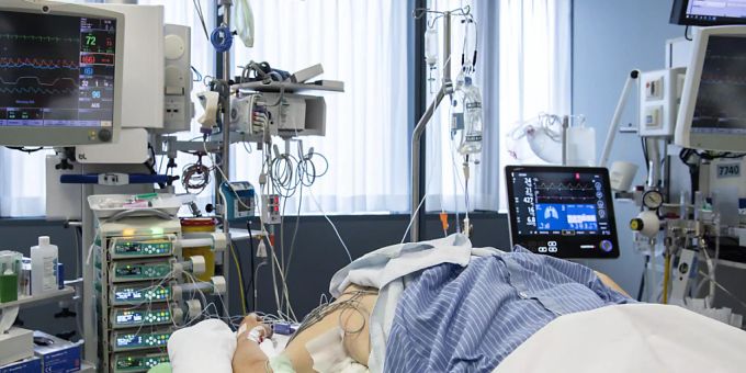 Die Intensivstationen befürchten wegen der starken Zunahme an Covid-19-Patienten eine weitere Zuspitzung der Lage. (Archivbild) Die Intensivstationen befürchten wegen der starken Zunahme an Covid-19-Patienten eine weitere Zuspitzung der Lage. (Archivbild)