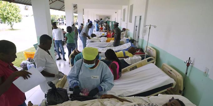 Bei dem Erdbeben verletzte Menschen auf dem Gelände des Ofatma-Krankenhauses, weil einige Innenwände durch das Erdbeben Risse bekommen haben. Foto: Fernando Llano/AP/dpa Bei dem Erdbeben verletzte Menschen auf dem Gelände des Ofatma-Krankenhauses, weil einige Innenwände durch das Erdbeben Risse bekommen haben. Foto: Fernando Llano/AP/dpa