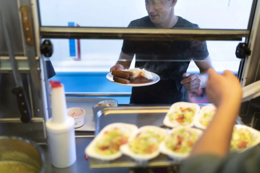 Ungeimpfte müssen sich wohl mit der Kantine abfinden. Der Restaurant-Besuch könnte wegen der Zertifikatspflicht teuer werden.