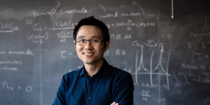 The theoretical astrophysicist and professor of the University of Bern, Kevin Heng, has developed new mathematical formulas to approach an ancient astrophysical problem elegantly and relatively easily.  (Print picture)