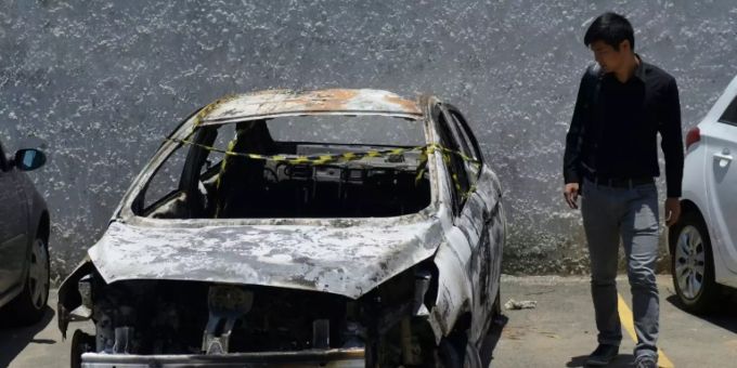 Das ausgebrannte Auto mit der Leiche des Botschafters Das ausgebrannte Auto mit der Leiche des Botschafters