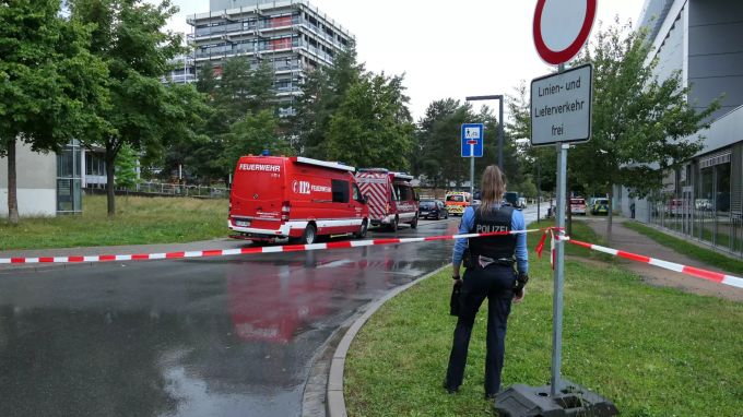 Technische Universität Darmstadt: Weiträumig abgesperrt ist das Areal um das Gebäude L201 auf dem Campus Lichtwiese. Sieben Menschen an der Technischen Universität Darmstadt haben am Montag möglicherweise durch Lebensmittel schwere gesundheitliche Probleme bis hin zu Vergiftungserscheinungen erlitten. Bei einer Person sei die Situation vorübergehend kritisch gewesen, sie sei mittlerweile aber wieder stabil, sagte ein Polizeisprecher. Foto: Alexander Rau/Keutz TV-News/dpa +++ dpa-Bildfunk +++ Technische Universität Darmstadt