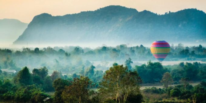 Die Umgebung der Kleinstadt Vang Vieng in Laos. Laos landschaft
