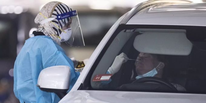 Eine Frau wird in ihrem Auto in Melbourne im Bundesstaat Victoria auf das Coronavirus getestet. Coronavirus
