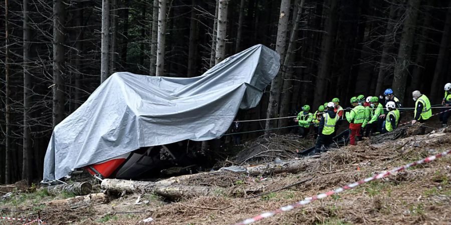 ARCHIV - Einsatzkräfte des Bergrettungsdienstes arbeiten nach dem Absturz einer Seilbahngondel an der Unfallstelle. Der einzige Überlebende des Gondelunglücks am norditalienischen Monte Mottarone ist aus dem Krankenhaus entlassen worden. Foto: Piero Cruciatti/LaPresse via ZUMA Press/dpa