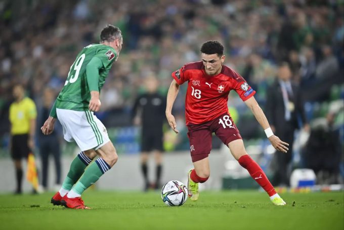 Auch Ruben Vargas (r.) kann in der Offensive der Schweizer Nati wenig bewirken. Schweizer Nati