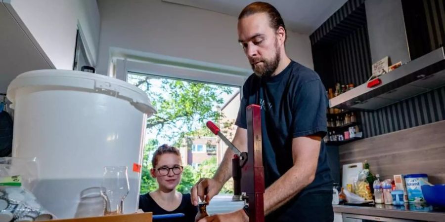 Das Ehepaar Wiebke und Andreas Melcher, Hobby-Bierbrauer, produziert in ihrer heimischen Küche Bier für einen Wettbewerb der am 11. September in Mecklenburg-Vorpommern stattfindet. Foto: Axel Heimken/dpa