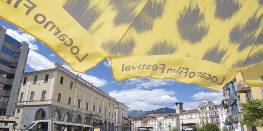 An der Piazza Grande stehen die Verantwortlichen in den Startlöchern für die 74. Ausgabe des Locarno Filmfestivals. Zu den bereits angekündigten 97 Weltpremieren kommen nun zwei weitere hinzu. (Archivbild)