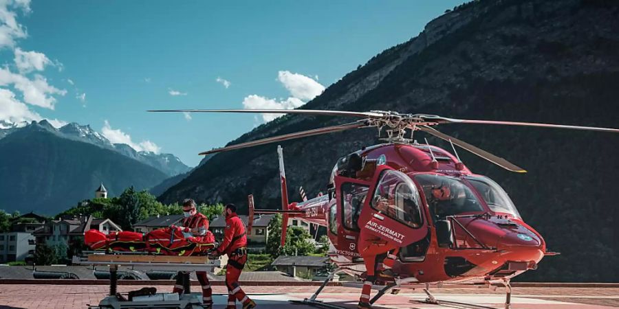 Eine Crew der Air Zermatt bringt eine gerettete Person ins Spital Visp.