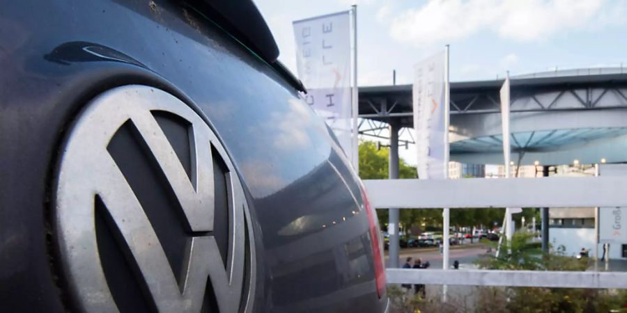 Ein Volkswagen parkt vor der Stadthalle Braunschweig. In der Stadthalle beginnt ein Strafprozess des Landgerichts Braunschweig gegen vier Angeklagte im VW-Abgasskandal. (Archivbild)