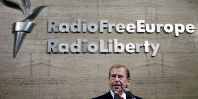 Das Logo von Radio Freies Europa am Hauptsitz in Tschechien. Radio Freies Europa