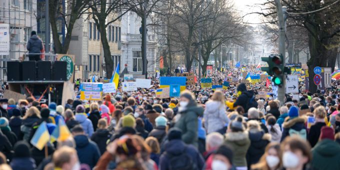 Zahlreiche Demonstranten füllen während der Abschlusskundgebung die Strasse vor dem ukrainischen Generalkonsulat in Hamburg. russische militäraktion gegen die ukraine