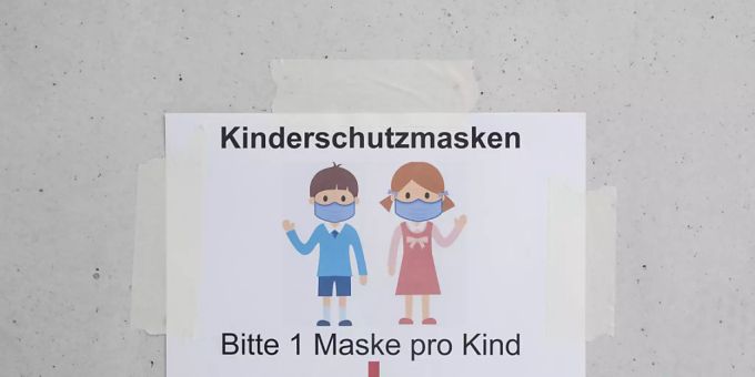 In mehreren Kantonen müssen mittlerweile auch Primarschul-Kinder im Unterricht Masken tragen. (Archivbild) In mehreren Kantonen müssen mittlerweile auch Primarschul-Kinder im Unterricht Masken tragen. (Archivbild)