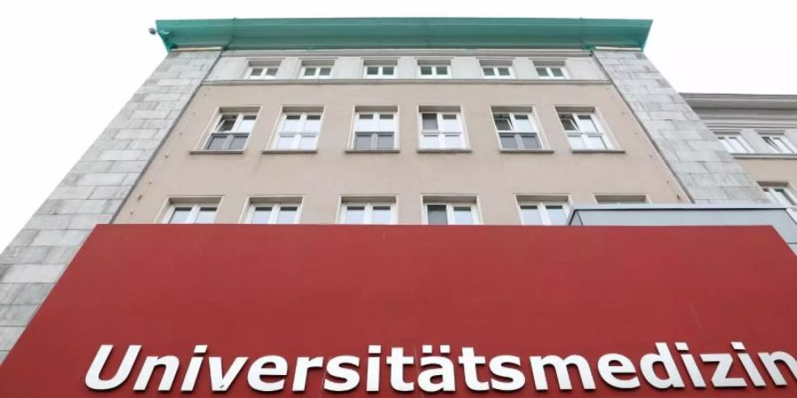 Die Universitätsmedizin Rostock bekommt ein neues Forschungs- und Lehrlabor. Im «Imaging Laboratory» sollen Einblicke in komplexe Körperfunktionen möglich werden. Foto: Bernd Wüstneck/dpa-Zentralbild/dpa/Archiv