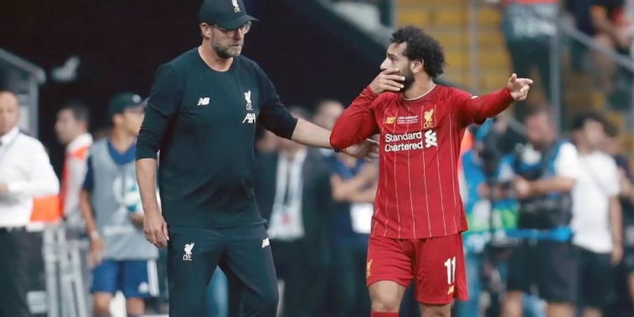 Liverpool-Coach Jürgen Klopp (l) zu möglicher Vertragsverlängerung mit Mohamed Salah (r): Man führe «gute Gespräche». Foto: Lefteris Pitarakis/AP/dpa