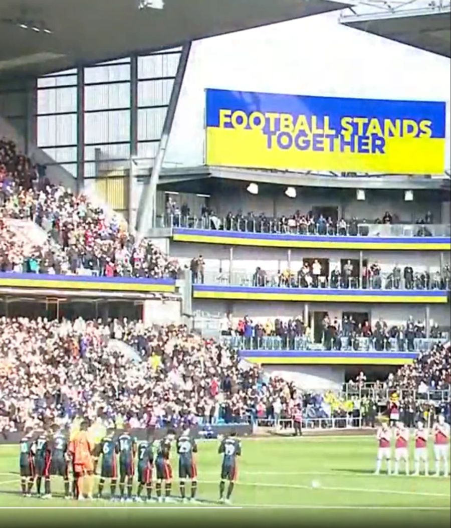 Während einer Schweigeminute rufen Chelsea-Fans den Namen des ehemaligen Besitzers.