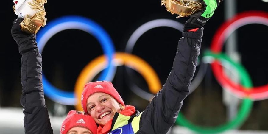 Victoria Carl (r) und Katharina Hennig feiern auf dem Podium. Foto: Daniel Karmann/dpa