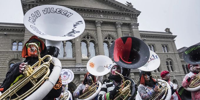 Steht dieses Jahr nicht auf dem Programm: Das Monsterkonzert der Guggenmusiken auf dem Bundesplatz. (Archivbild aus dem Jahr 2015) berner Fasnacht
