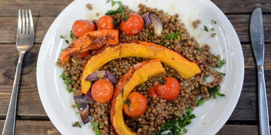 Mehr als Linseneintopf: Hülsenfrüchte spielen in der vegetarischen und veganen Küche eine grosse Rolle. Foto: Jens Kalaene/dpa-Zentralbild/dpa