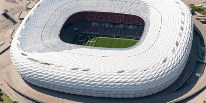 Die Allianz Arena leuchtete am Abend in Blau-Gelb. Foto: Peter Kneffel/dpa Die Allianz Arena leuchtete am Abend in Blau-Gelb. Foto: Peter Kneffel/dpa