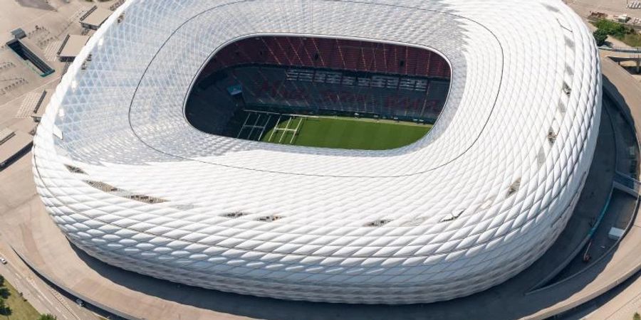 Die Allianz Arena leuchtete am Abend in Blau-Gelb. Foto: Peter Kneffel/dpa