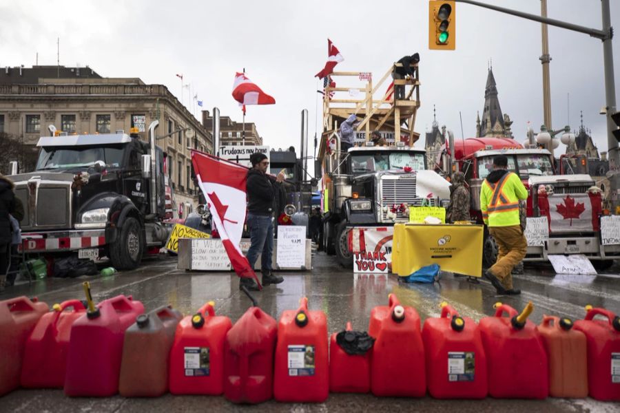 Bilden den Ursprung: Kanadische Trucker wehrten sich gegen eine Impfpflicht und blockierten mit Lkws zentrale Strassen der Hauptstadt Ottawa.