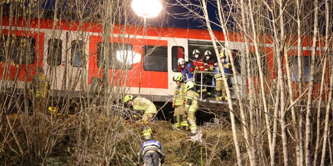 14.02.2022, Bayern, Schäftlarn: Rettungskräfte arbeiten an der Unfallstelle. Beim Zusammenstoss zweier S-Bahnen im Landkreis München sind am Montag ein Mensch getötet und mehr als zehn verletzt worden. Zusammenstoss von Münchner S-Bahnen