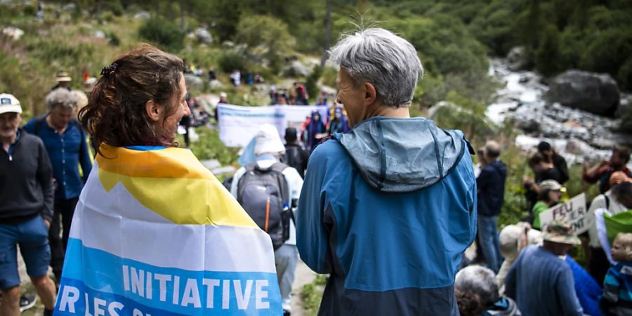 Der Umweltkommission des Nationalrates geht die Gletscher-Initiative zu weit. Sie empfiehlt dem Nationalrat ein Nein und plädiert für einen Gegenvorschlag. (Archivbild)