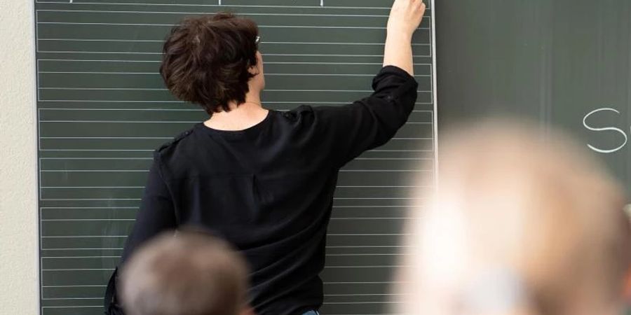 Eine Lehrerin in einer Grundschule. Foto: Sebastian Gollnow/dpa