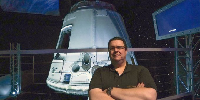 Kyle Hippchen, der eigentliche Gewinner des SpaceX-Fluges vor der «Dragon»-Weltraumkapsel. Kyle Hippchen