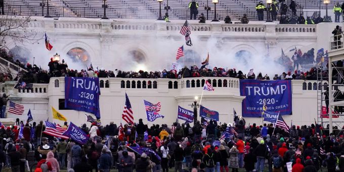 Anhänger des damaligen US-Präsident Trump stürmen am 6. Januar 2021 das Kapitol in Washington. Anhänger des damaligen US-Präsident Trump stürmen am 6. Januar 2021 das Kapitol in Washington.
