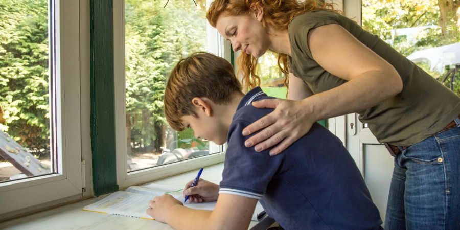 Fordern, aber nicht überfordern: Auch Eltern tragen zum Lernerfolg ihrer Kinder bei.