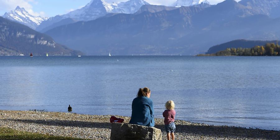 Menschen geniessen die Sonne am Thunersee. (Archivbild)