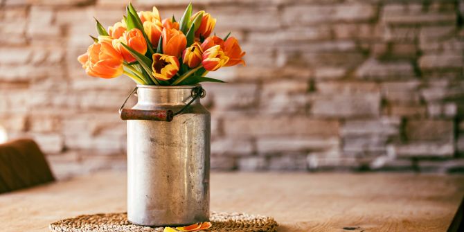 Tulpen orange Vase Tisch Holz Untersatz